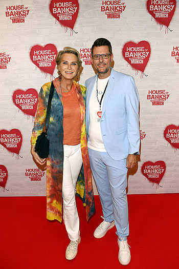 Stephanie Gräfin Bruges von Pfuel , Oliver Forster (Produzent und örtlicher Veranstalter),(re.): Eröffnungsevent "House of Banksy – An Unauthorized Exhibition" Ausstellung im B-TWEEN, 1. UG (Ehem. Galeria Kaufhof Stachus) in München am 13.06.2024 (©Agency People Image (c) Michael Tinnefeld)
